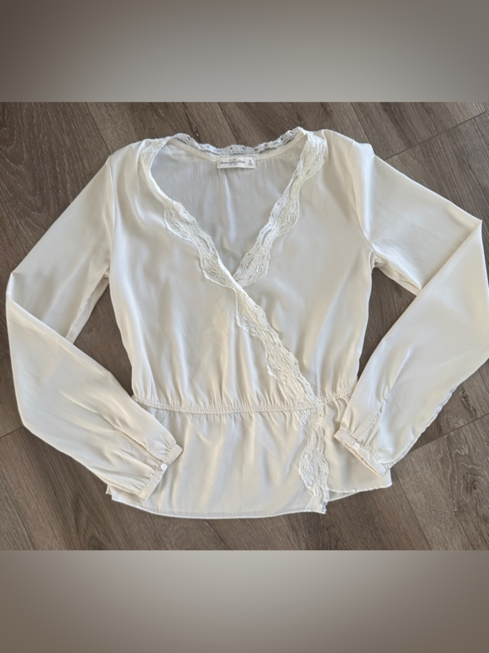 Abercrombie & Fitch Cream Lace Wrap Blouse XS‎ Long Sleeve Feminine Top